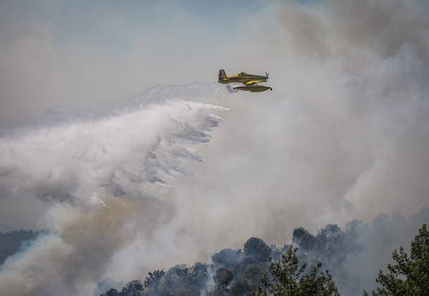 Firefighters battle wildfire in Balikesir from air and ground BALIKESIR, TURKIYE - JULY 30: A firefighting aircraft drops water over a forest fire in the Gomec district of Balikesir as aerial and ground crews continue efforts to contain the blaze for a second day, on July 30, 2026 in Balikesir, Turkiye. Sergen Sezgin Anadolu Balikesir Turkey. Editorial use only. Please get in touch for any other usage.  Copyright: x2026xAnadoluxSergenxSezginx