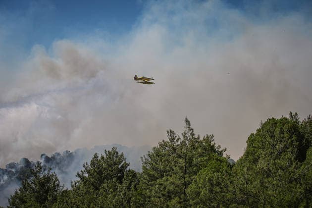 Firefighters battle wildfire in Balikesir from air and ground BALIKESIR, TURKIYE - JULY 30: A firefighting aircraft drops water over a forest fire in the Gomec district of Balikesir as aerial and ground crews continue efforts to contain the blaze for a second day, on July 30, 2026 in Balikesir, Turkiye. Sergen Sezgin Anadolu Balikesir Turkey. Editorial use only. Please get in touch for any other usage.  Copyright: x2026xAnadoluxSergenxSezginx