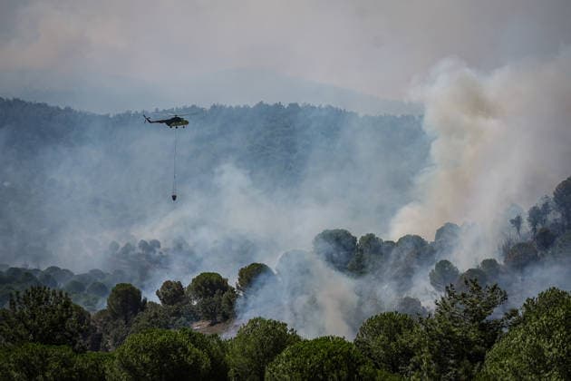 Firefighters battle wildfire in Balikesir from air and ground BALIKESIR, TURKIYE - JULY 30: A firefighting helicopter drops water over a forest fire in the Gomec district of Balikesir as aerial and ground crews continue efforts to contain the blaze for a second day, on July 30, 2026 in Balikesir, Turkiye. Sergen Sezgin Anadolu Balikesir Turkey. Editorial use only. Please get in touch for any other usage.  Copyright: x2026xAnadoluxSergenxSezginx