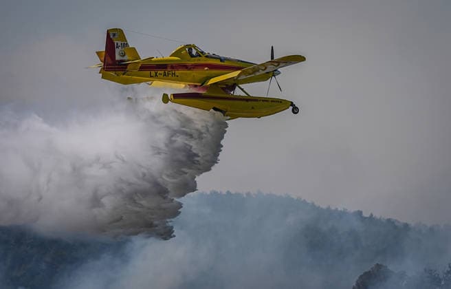 Firefighters battle wildfire in Balikesir from air and ground BALIKESIR, TURKIYE - JULY 30: A firefighting aircraft drops water over a forest fire in the Gomec district of Balikesir as aerial and ground crews continue efforts to contain the blaze for a second day, on July 30, 2026 in Balikesir, Turkiye. Sergen Sezgin Anadolu Balikesir Turkey. Editorial use only. Please get in touch for any other usage.  Copyright: x2026xAnadoluxSergenxSezginx
