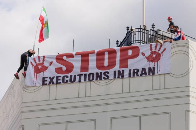 Stop Executions in Iran Protest, London, UK Piccadilly Circus, London, UK. 30th July 2026. Metropolitan Police Working From Height Team assess the situation as one of the Iranian Freedom advocates looks like he is going to jump. The two Iranian dissidents are staging a public protest in London s Piccadilly Circus are displaying a large banner reading STOP EXECUTIONS IN IRAN, along with the Iranian Lion and Sun and UK Union flags, urging the international community to pay greater attention to the use of the death penalty in Iran and to support efforts aimed at ending executions., Credit:Photo by Amanda Rose Amanda Rose Avalon United Kingdom, Westminster, London, Piccadilly Circus  Copyright: xPhotoxbyxAmandaxRosex xAmandaxRosex xAvalonx 1119716302
