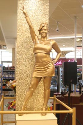 Leyla Heiter Statue bei der Eröffnung vom Penny Markt Leylaland in der Frankfurter Ludwig-Landmann-Straße. Frankfurt, 30.07.2026 *** Statue of Leyla Heiter at the grand opening of the Penny Markt Leylaland on Ludwig Landmann Street in Frankfurt, July 30, 2026 Foto:xAgenturxWehnertx xGränzdörferx xFuturexImagex heiter_6703