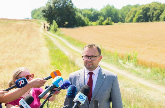 Russian missile crashed in eastern Poland Photo: Wojciech Olkusnik East News Chief of the Regional Prosecutor s Office Grzegorz Trusiewicz holds a press conference near the site of a crater in a field left by an unidentified object that is believed to be a Russian missile near the village of Tarnawa Kolonia on July 30, 2026 in eastern Poland. EN_01681810_0061 