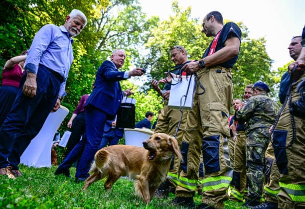 Czech President Petr Pavel, left, meets members of Czech Republic s USAR (Urban Search and Rescue) team, which specialises in locating, extricating and rescuing people from collapsed and structurally damaged building in Prague, Czech Republic, July 30, 2026. (CTKxPhoto RomanxVondrous) CTKPhotoP2026073005349  CTKPhotoP2026073005349