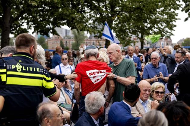 ROTTERDAM - Disruption during the commemoration of the deportation of Jewish Rotterdammers during the Second World War. In Rotterdam, deportations began in 1942 from Warehouse 24 in the port area. The occupiers used that location as a gathering place where Dutch Jews were brought together. ROBIN VAN LONKHUIJSEN ANP netherlands out - belgium out  Copyright: xx x564578663x originalFilename: 564578663.jpg
