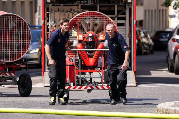 30.07.2026 - Europa, Österreich, Wien: Großeinsatz der Berufsfeuerwehr Wien nach einem Dachbrand in einem Mehrparteienhaus in der Böckhgasse im Wiener Bezirk Meidling. Rund 30 Einsatzfahrzeuge standen bei den Löscharbeiten im Einsatz *** July 30, 2026 Europe, Austria, Vienna Large-scale operation by the Vienna Professional Fire Department following a roof fire in an apartment building on Böckhgasse in Vienna’s Meidling district. About 30 emergency vehicles were deployed during the firefighting efforts. Copyright: xLUKAxKOLANOVICx