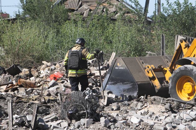Russia Strikes Home of Large Family Near Kryvyi Rih - Ukraine A rescue worker stands by a loader during a search and rescue operation on the ruins of a house of a large family hit by a Russian missile, Radushne settlement, Kryvyi Rih district, Dnipropetrovsk region, Ukraine, July 30, 2026. On the night of 29?30 July 2026, Russian occupying forces launched an Iskander-M ballistic missile at the settlement, hitting a private house where a large family lived. Six deaths have been officially confirmed: the parents and three of their children were killed. Search and rescue operations are underway, as other children from the family may remain trapped under the rubble. In total, two private houses were destroyed, while the blast wave and debris se  Copyright: xMyakshykovxMykola Ukrinform ABACAx