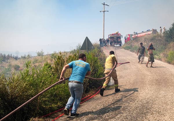 Firefighting efforts continue in Turkiye s Mugla MUGLA, TURKIYE - JULY 30: Firefighters, Turkish General Directorate of Forestry teams and citizens, living in the area, continue their efforts to extinguish the fire while air and land intervention continues against the forest fire in Seydikemer district of Mugla, Turkiye on July 30, 2026. Mahmut Serdar Alakus Anadolu Mugla Turkey. Editorial use only. Please get in touch for any other usage.  Copyright: x2026xAnadoluxMahmutxSerdarxAlakusx