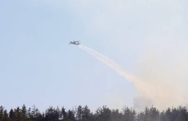 The forest fire in Fethiye, which had been brought under control, reignited due to the wind FETHIYE, TURKIYE - JULY 30: A plane drops water as smoke from the fire area fills the sky while firefighters, Turkish General Directorate of Forestry teams and forest workers continue their efforts from air and land to extinguish the fire that reignited due to the wind after having been brought under control in Fethiye district of Mugla, Turkiye on July 30, 2026. Ali Riza Akkir Anadolu Mugla Turkey. Editorial use only. Please get in touch for any other usage.  Copyright: x2026xAnadoluxAlixRizaxAkkirx