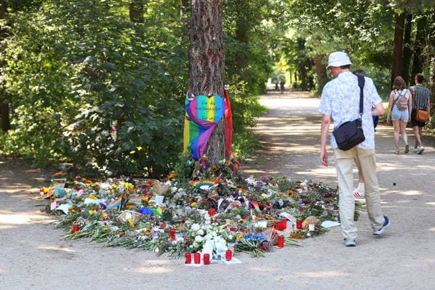 Berlin, Deutschland, 30.07.2026: Tiergarten: In Tatort-Nähe haben Menschen auf dem Ahornsteig Blumen niedergelegt, jemand hatte ein Herz mit der Aufschrift Für die Anschlagsopfer - für uns aufgehängt. Nach der Sachbeschädigung am Herz wurde der beschädigte Teil überdeckt. *** Berlin, Germany, July 30, 2026. Near the Tatort location in Tiergarten, people laid flowers on Ahornsteig; someone had hung up a heart with the inscription For the victims of the attack, for us. After the heart was vandalized, the damaged part was covered up. Copyright: xdtsxNachrichtenagenturx dts_129071