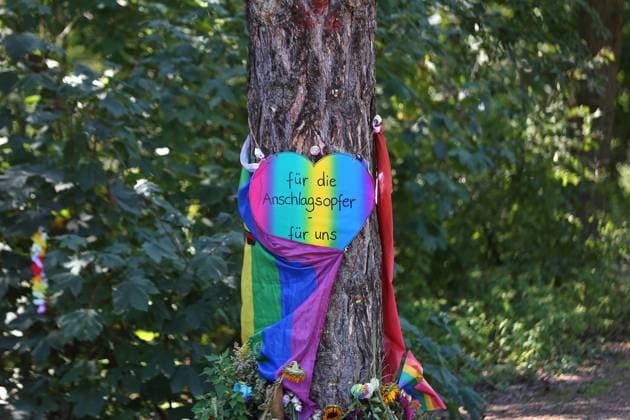 Berlin, Deutschland, 30.07.2026: Tiergarten: In Tatort-Nähe haben Menschen auf dem Ahornsteig Blumen niedergelegt, jemand hatte ein Herz mit der Aufschrift Für die Anschlagsopfer - für uns aufgehängt. Nach der Sachbeschädigung am Herz wurde der beschädigte Teil überdeckt. *** Berlin, Germany, July 30, 2026. Near the Tatort location in Tiergarten, people laid flowers on Ahornsteig; someone had hung up a heart with the inscription For the victims of the attack, for us. After the heart was vandalized, the damaged part was covered up. Copyright: xdtsxNachrichtenagenturx dts_129072
