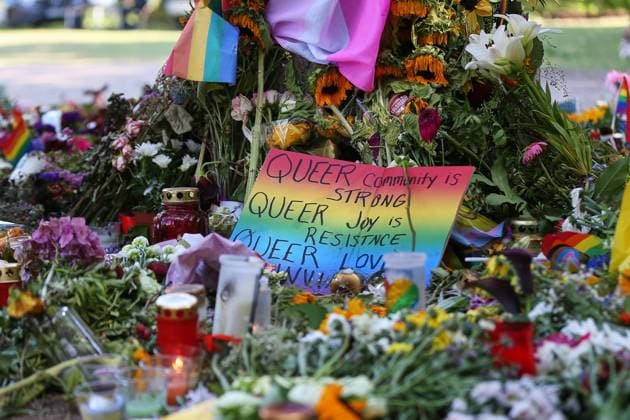 Berlin, Deutschland, 30.07.2026: Tiergarten: Am Tatort haben Menschen Blumen niedergelegt, auf einem Schild steht Queer Community is strong. Queer Joy is Resistence. *** Berlin, Germany, July 30, 2026, Tiergarten. People have laid flowers at the scene of the crime; a sign reads: Queer Community is Strong, Queer Joy is Resistance. Copyright: xdtsxNachrichtenagenturx dts_129061
