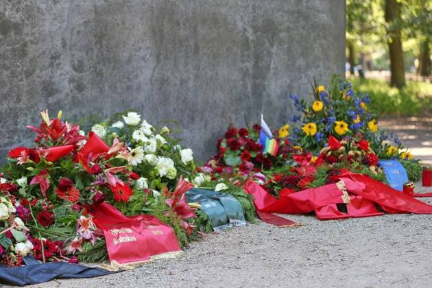 Berlin, Deutschland, 30.07.2026: Tiergarten: In Tatort-Nähe haben unter anderem die Fraktionen von SPD, Grüne, FDP und Linke aus dem Abgeordnetenhaus Blumen niedergelegt. *** Berlin, Germany, July 30, 2026: Near the Tatort filming location in Tiergarten, members of the SPD, Greens, FDP, and Left Party factions of the House of Representatives, among others, laid flowers. Copyright: xdtsxNachrichtenagenturx dts_129064