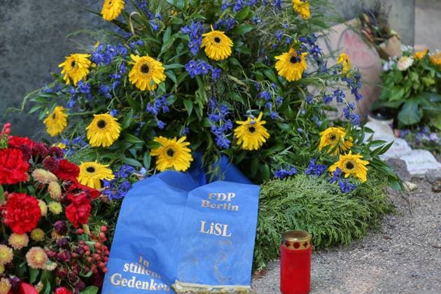 Berlin, Deutschland, 30.07.2026: Tiergarten: In Tatort-Nähe liegt ein Blumenkranz im Namen der FDP-Berlin *** Berlin, Germany, July 30, 2026: A wreath has been placed near the Tatort filming location on behalf of the FDP Berlin. Copyright: xdtsxNachrichtenagenturx dts_129062