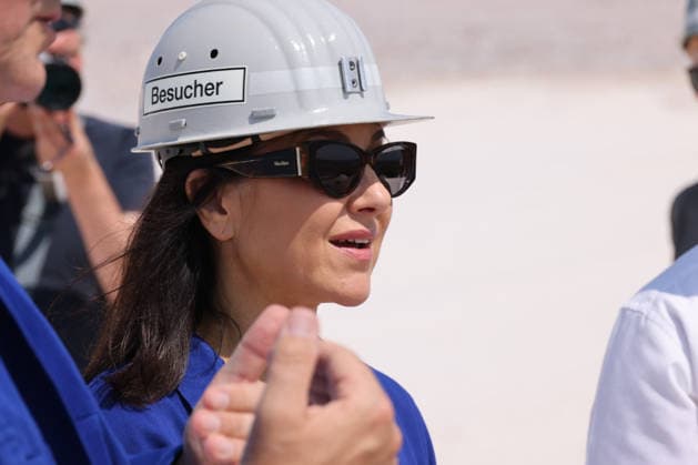 Bundeswirtschaftsministerin Reiche Bergbau 30.07.2026, Germany,Sachsen-Anhalt, Zielitz, Bergbau, Produktion, Rohstoffe, Bundeswirtschaftsministerin Katherina Reiche auf Fahrt über das Kali bergwerk der K und S AG , das Europa komplett mit Kali Salzen für die Agra Dünger versorgt, hier die weisse Halde 120 m Hoch Zielitz Sachsen-Anhalt Germany *** Federal Minister of Economic Affairs Reiche, Mining, July 30, 2026, Germany, Saxony-Anhalt, Zielitz, Mining, Production, Raw Materials, Federal Minister of Economics Katherina Reiche on a tour of the potash mine operated by K&S AG, which supplies all of Europe with potash salts for agricultural fertilizers; pictured here is the white tailings pile, 120 m high, in Zielitz, Saxony-Anhalt, Germany