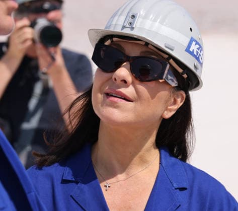 Bundeswirtschaftsministerin Reiche Bergbau 30.07.2026, Germany,Sachsen-Anhalt, Zielitz, Bergbau, Produktion, Rohstoffe, Bundeswirtschaftsministerin Katherina Reiche auf Fahrt über das Kali bergwerk der K und S AG , das Europa komplett mit Kali Salzen für die Agra Dünger versorgt, hier die weisse Halde 120 m Hoch Zielitz Sachsen-Anhalt Germany *** Federal Minister of Economic Affairs Reiche, Mining, July 30, 2026, Germany, Saxony-Anhalt, Zielitz, Mining, Production, Raw Materials, Federal Minister of Economics Katherina Reiche on a tour of the potash mine operated by K&S AG, which supplies all of Europe with potash salts for agricultural fertilizers; pictured here is the white tailings pile, 120 m high, in Zielitz, Saxony-Anhalt, Germany