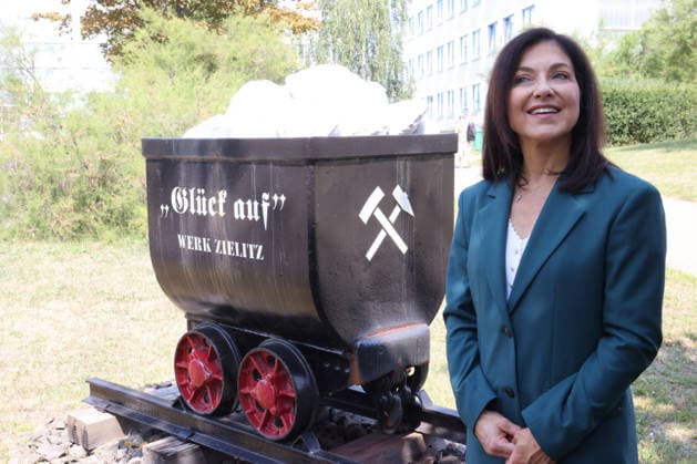 Bundeswirtschaftsministerin Reiche Bergbau 30.07.2026, Germany,Sachsen-Anhalt, Zielitz, Bergbau, Produktion, Rohstoffe, Bundeswirtschaftsministerin Katherina Reiche auf Fahrt über das Kali bergwerk der K und S AG , das Europa komplett mit Kali Salzen für die Agra Dünger versorgt, hier die weisse Halde 120 m Hoch Zielitz Sachsen-Anhalt Germany *** Federal Minister of Economic Affairs Reiche, Mining, July 30, 2026, Germany, Saxony-Anhalt, Zielitz, Mining, Production, Raw Materials, Federal Minister of Economics Katherina Reiche on a tour of the potash mine operated by K&S AG, which supplies all of Europe with potash salts for agricultural fertilizers; pictured here is the white tailings pile, 120 m high, in Zielitz, Saxony-Anhalt, Germany