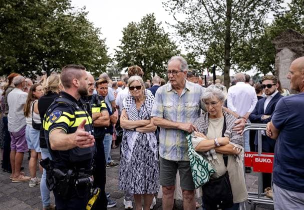 ROTTERDAM - Attendees are being asked by the police to leave during the commemoration of the deportation of Jewish Rotterdammers during the Second World War. In Rotterdam, deportations began in 1942 from Warehouse 24 in the port area. The occupiers used that location as a gathering place where Dutch Jews were brought together. ROBIN VAN LONKHUIJSEN ANP netherlands out - belgium out  Copyright: xx x564581738x originalFilename: 564581738.jpg