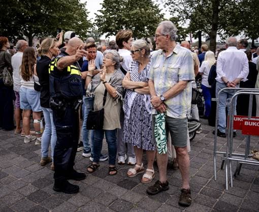 ROTTERDAM - Attendees are being asked by the police to leave during the commemoration of the deportation of Jewish Rotterdammers during the Second World War. In Rotterdam, deportations began in 1942 from Warehouse 24 in the port area. The occupiers used that location as a gathering place where Dutch Jews were brought together. ROBIN VAN LONKHUIJSEN ANP netherlands out - belgium out  Copyright: xx x564581904x originalFilename: 564581904.jpg