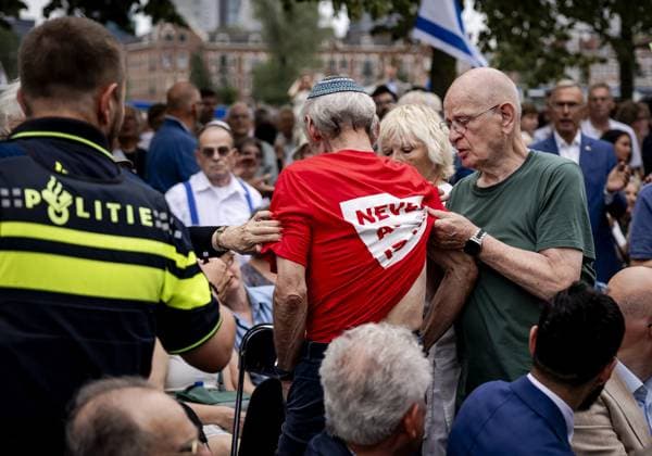 ROTTERDAM - Disruption during the commemoration of the deportation of Jewish Rotterdammers during the Second World War. In Rotterdam, deportations began in 1942 from Warehouse 24 in the port area. The occupiers used that location as a gathering place where Dutch Jews were brought together. ROBIN VAN LONKHUIJSEN ANP netherlands out - belgium out  Copyright: xx x564582200x originalFilename: 564582200.jpg