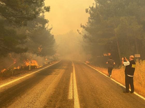 Firefighting efforts continue in Turkiye s Balikesir BALIKESIR, TURKIYE - JULY 30: Smoke from the fire area fills the sky while firefighters and Turkish General Directorate of Forestry teams continue their efforts by air and land on the second day to extinguish the fire that broke out in the forest areas in the Ayvalik and Gomec districts of Balikesir, Turkiye on July 30, 2026. Mirac Kaya Anadolu Balikesir Turkey. Editorial use only. Please get in touch for any other usage.  Copyright: x2026xAnadoluxMiracxKayax