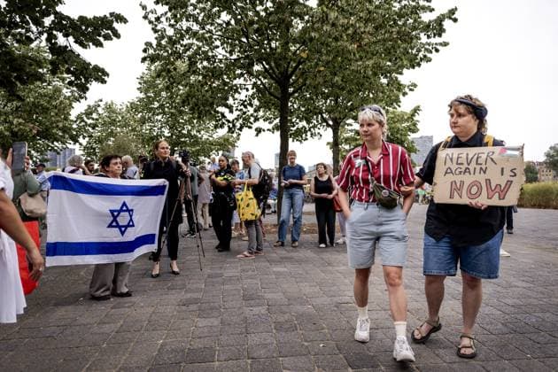 ROTTERDAM - A woman with an Israeli flag and pro-Palestinian activists precede the commemoration of the deportation of Jewish Rotterdammers during the Second World War. In Rotterdam, deportations began in 1942 from Warehouse 24 in the port area. The occupiers used that location as a gathering place where Dutch Jews were brought together. ROBIN VAN LONKHUIJSEN ANP netherlands out - belgium out  Copyright: xx x564582814x originalFilename: 564582814.jpg