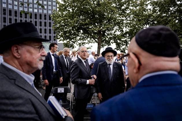 ROTTERDAM - Israeli Ambassador Zvi Aviner Vapni (2nd from left) prior to the commemoration of the deportation of Jewish Rotterdammers during the Second World War. In Rotterdam, deportations began in 1942 from Warehouse 24 in the port area. The occupiers used that location as a gathering place where Dutch Jews were brought together. ROBIN VAN LONKHUIJSEN ANP netherlands out - belgium out  Copyright: xx x564582916x originalFilename: 564582916.jpg