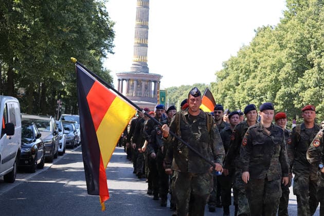 Berlin, Deutschland, 30. Juli 2026: Soldaten und Reservisten der Bundeswehr ziehen beim Marsch zum Gedenken durch das Berliner Regierungsviertel. Der Gedenkmarsch erinnert an Bundeswehrangehörige, die bei Auslandseinsätzen, anerkannten Missionen oder während ihres Dienstes ums Leben kamen. Die Abschlussveranstaltung findet am Ehrenmal der Bundeswehr im Bendlerblock statt. *** Berlin, Germany, July 30, 2026: Bundeswehr soldiers and reservists march through Berlin’s government district in a memorial march. The march commemorates members of the Bundeswehr who lost their lives during overseas deployments, recognized missions, or during their service. The closing ceremony takes place at the Bundeswehr Memorial in the Bendlerblock Copyright: xAlonxDavidx