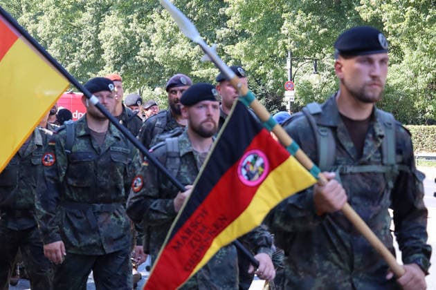 Berlin, Deutschland, 30. Juli 2026: Soldaten und Reservisten der Bundeswehr ziehen beim Marsch zum Gedenken durch das Berliner Regierungsviertel. Der Gedenkmarsch erinnert an Bundeswehrangehörige, die bei Auslandseinsätzen, anerkannten Missionen oder während ihres Dienstes ums Leben kamen. Die Abschlussveranstaltung findet am Ehrenmal der Bundeswehr im Bendlerblock statt. *** Berlin, Germany, July 30, 2026: Bundeswehr soldiers and reservists march through Berlin’s government district in a memorial march. The march commemorates members of the Bundeswehr who lost their lives during overseas deployments, recognized missions, or during their service. The closing ceremony takes place at the Bundeswehr Memorial in the Bendlerblock Copyright: xAlonxDavidx