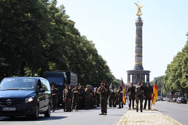 Berlin, Deutschland, 30. Juli 2026: Soldaten und Reservisten der Bundeswehr ziehen beim Marsch zum Gedenken durch das Berliner Regierungsviertel. Der Gedenkmarsch erinnert an Bundeswehrangehörige, die bei Auslandseinsätzen, anerkannten Missionen oder während ihres Dienstes ums Leben kamen. Die Abschlussveranstaltung findet am Ehrenmal der Bundeswehr im Bendlerblock statt. *** Berlin, Germany, July 30, 2026: Bundeswehr soldiers and reservists march through Berlin’s government district in a memorial march. The march commemorates members of the Bundeswehr who lost their lives during overseas deployments, recognized missions, or during their service. The closing ceremony takes place at the Bundeswehr Memorial in the Bendlerblock Copyright: xAlonxDavidx