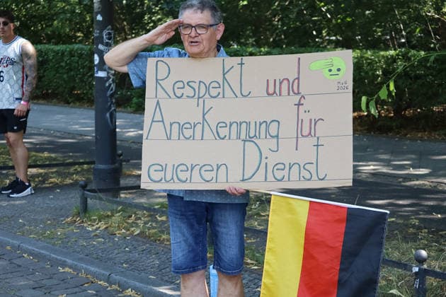 Berlin, Deutschland, 30. Juli 2026: Soldaten und Reservisten der Bundeswehr ziehen beim Marsch zum Gedenken durch das Berliner Regierungsviertel. Der Gedenkmarsch erinnert an Bundeswehrangehörige, die bei Auslandseinsätzen, anerkannten Missionen oder während ihres Dienstes ums Leben kamen. Die Abschlussveranstaltung findet am Ehrenmal der Bundeswehr im Bendlerblock statt. *** Berlin, Germany, July 30, 2026: Bundeswehr soldiers and reservists march through Berlin’s government district in a memorial march. The march commemorates members of the Bundeswehr who lost their lives during overseas deployments, recognized missions, or during their service. The closing ceremony takes place at the Bundeswehr Memorial in the Bendlerblock Copyright: xAlonxDavidx