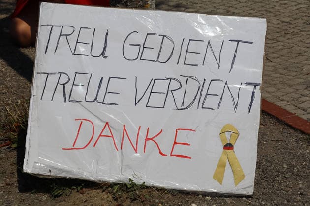 Berlin, Deutschland, 30. Juli 2026: Soldaten und Reservisten der Bundeswehr ziehen beim Marsch zum Gedenken durch das Berliner Regierungsviertel. Der Gedenkmarsch erinnert an Bundeswehrangehörige, die bei Auslandseinsätzen, anerkannten Missionen oder während ihres Dienstes ums Leben kamen. Die Abschlussveranstaltung findet am Ehrenmal der Bundeswehr im Bendlerblock statt. *** Berlin, Germany, July 30, 2026: Bundeswehr soldiers and reservists march through Berlin’s government district in a memorial march. The march commemorates members of the Bundeswehr who lost their lives during overseas deployments, recognized missions, or during their service. The closing ceremony takes place at the Bundeswehr Memorial in the Bendlerblock Copyright: xAlonxDavidx