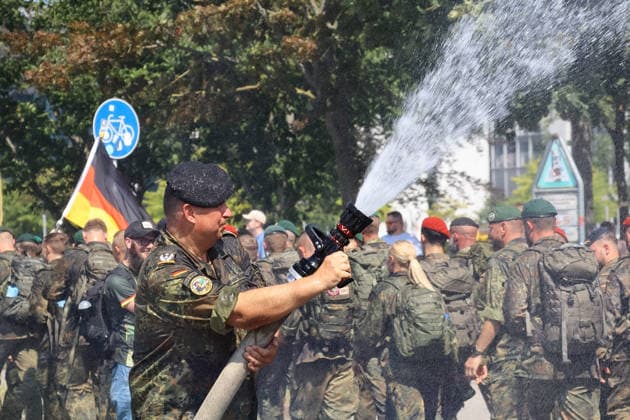 Berlin, Deutschland, 30. Juli 2026: Soldaten und Reservisten der Bundeswehr ziehen beim Marsch zum Gedenken durch das Berliner Regierungsviertel. Der Gedenkmarsch erinnert an Bundeswehrangehörige, die bei Auslandseinsätzen, anerkannten Missionen oder während ihres Dienstes ums Leben kamen. Die Abschlussveranstaltung findet am Ehrenmal der Bundeswehr im Bendlerblock statt. *** Berlin, Germany, July 30, 2026: Bundeswehr soldiers and reservists march through Berlin’s government district in a memorial march. The march honors members of the Bundeswehr who lost their lives during overseas deployments, recognized missions, or during their service. The closing ceremony takes place at the Bundeswehr Memorial in the Bendlerblock Copyright: xAlonxDavidx