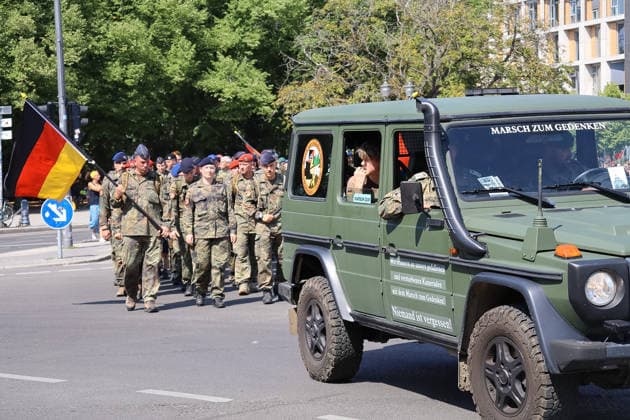 Berlin, Deutschland, 30. Juli 2026: Soldaten und Reservisten der Bundeswehr ziehen beim Marsch zum Gedenken durch das Berliner Regierungsviertel. Der Gedenkmarsch erinnert an Bundeswehrangehörige, die bei Auslandseinsätzen, anerkannten Missionen oder während ihres Dienstes ums Leben kamen. Die Abschlussveranstaltung findet am Ehrenmal der Bundeswehr im Bendlerblock statt. *** Berlin, Germany, July 30, 2026: Bundeswehr soldiers and reservists march through Berlin’s government district in a memorial march. The memorial march honors members of the Bundeswehr who lost their lives during overseas deployments, recognized missions, or during their service. The closing ceremony takes place at the Bundeswehr Memorial in the Bendlerblock Copyright: xAlonxDavidx