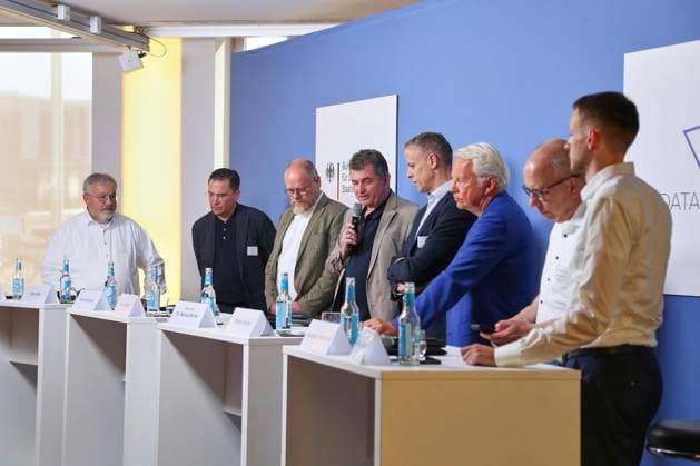 Berlin, Deutschland, 30.07.2026: Haus der Bundespressekonferenz: Offizielle Unterzeichnung einer Kooperationsvereinbarung zwischen dem BMDS und der mittelständischen IT-Wirtschaft: Franz-Reinhard Habbel, Oliver Eiler, Geschäftsführer Junikom GmbH, Bernd Schlömer, Staatssekretär und CIO Land Sachsen-Anhalt, Sirko Scheffler, Vorstandsvprsitzender DATABUND, Markus Richter, Staatssekretär Bundesministerium für Digitales und Staatsmodernisierung, Stephan Hauber, Vorstandsvorsitzender VOIS e.V., Alexander Handschuh, Sprecher Deutscher Städte- und Gemeindebund, Christian Stuffrein, Referatsleiter Deutscher Landkeistag *** Berlin, Germany, July 30, 2026, Federal Press Conference Center: Official signing of a cooperation agreement between the BMDS a Copyright: xdtsxNachrichtenagenturx dts_129089