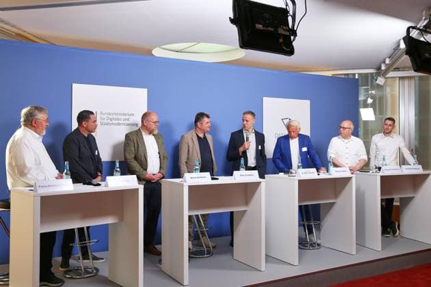 Berlin, Deutschland, 30.07.2026: Haus der Bundespressekonferenz: Offizielle Unterzeichnung einer Kooperationsvereinbarung zwischen dem BMDS und der mittelständischen IT-Wirtschaft: Franz-Reinhard Habbel, Oliver Eiler, Geschäftsführer Junikom GmbH, Bernd Schlömer, Staatssekretär und CIO Land Sachsen-Anhalt, Sirko Scheffler, Vorstandsvprsitzender DATABUND, Markus Richter, Staatssekretär Bundesministerium für Digitales und Staatsmodernisierung, Stephan Hauber, Vorstandsvorsitzender VOIS e.V., Alexander Handschuh, Sprecher Deutscher Städte- und Gemeindebund, Christian Stuffrein, Referatsleiter Deutscher Landkeistag *** Berlin, Germany, July 30, 2026, Federal Press Conference Center: Official signing of a cooperation agreement between the BMDS a Copyright: xdtsxNachrichtenagenturx dts_129090