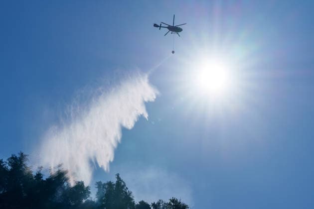 Firefighters battle mountain wildfire near Oberwössen in Bavaria. Germany - Oberwössen, 30.07.2026 Firefighters battle a mountain wildfire above Oberwössen in the Traunstein district of Bavaria on Thursday. Ground crews, supported by police helicopters carrying out bambi buckets, work to contain the blaze in steep and difficult-to-access terrain. Bavaria