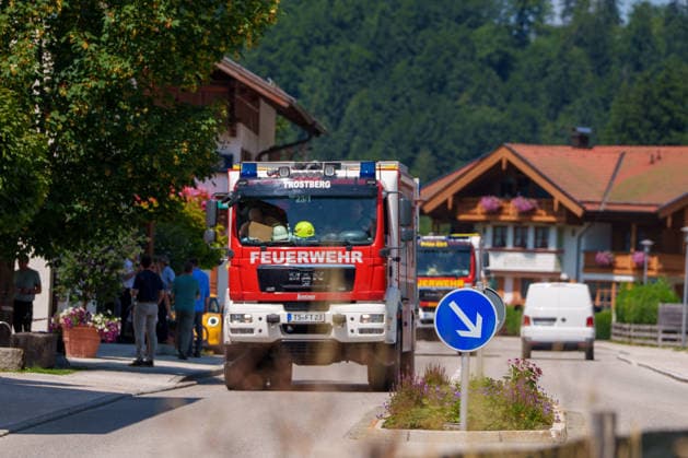 Firefighters battle mountain wildfire near Oberwössen in Bavaria. Germany - Oberwössen, 30.07.2026 Center of the village as firefighters battle a mountain wildfire above Oberwössen in the Traunstein district of Bavaria on Thursday. Ground crews, supported by police helicopters carrying out bambi buckets, work to contain the blaze in steep and difficult-to-access terrain. Bavaria