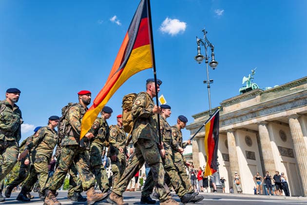 Berlin, 30.07.2026 Ein Gedenkmarsch für gefallene Bundeswehrsoldaten führt am Donnerstag durch Berlin. Die Tagesetappe verläuft von Kladow bis zum Reichstagsgebäude. Anschließend findet am Ehrenmal der Bundeswehr am Bendlerblock eine Gedenkveranstaltung statt. *** Berlin, July 30, 2026 A memorial march for fallen Bundeswehr soldiers will pass through Berlin on Thursday. The day s route runs from Kladow to the Reichstag building. A memorial ceremony will then take place at the Bundeswehr Memorial at the Bendlerblock.