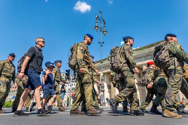 Berlin, 30.07.2026 Ein Gedenkmarsch für gefallene Bundeswehrsoldaten führt am Donnerstag durch Berlin. Die Tagesetappe verläuft von Kladow bis zum Reichstagsgebäude. Anschließend findet am Ehrenmal der Bundeswehr am Bendlerblock eine Gedenkveranstaltung statt. *** Berlin, July 30, 2026 A memorial march for fallen Bundeswehr soldiers will pass through Berlin on Thursday. The day s route runs from Kladow to the Reichstag building. A memorial ceremony will then take place at the Bundeswehr Memorial at the Bendlerblock.