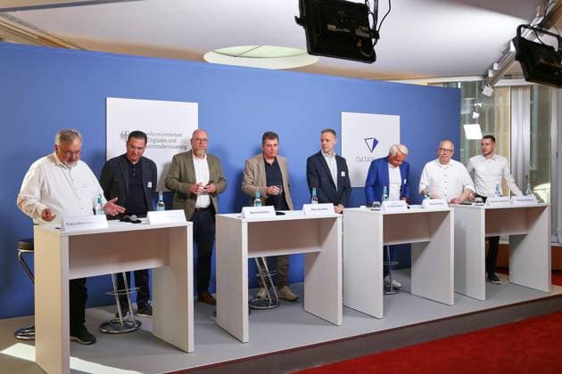 Berlin, Deutschland, 30.07.2026: Haus der Bundespressekonferenz: Offizielle Unterzeichnung einer Kooperationsvereinbarung zwischen dem BMDS und der mittelständischen IT-Wirtschaft: Franz-Reinhard Habbel, Oliver Eiler, Geschäftsführer Junikom GmbH, Bernd Schlömer, Staatssekretär und CIO Land Sachsen-Anhalt, Sirko Scheffler, Vorstandsvprsitzender DATABUND, Markus Richter, Staatssekretär Bundesministerium für Digitales und Staatsmodernisierung, Stephan Hauber, Vorstandsvorsitzender VOIS e.V., Alexander Handschuh, Sprecher Deutscher Städte- und Gemeindebund, Christian Stuffrein, Referatsleiter Deutscher Landkeistag *** Berlin, Germany, July 30, 2026, Federal Press Conference Building. Official signing of a cooperation agreement between the BMDS Copyright: xdtsxNachrichtenagenturx dts_129113