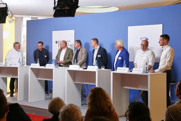 Berlin, Deutschland, 30.07.2026: Haus der Bundespressekonferenz: Offizielle Unterzeichnung einer Kooperationsvereinbarung zwischen dem BMDS und der mittelständischen IT-Wirtschaft: Franz-Reinhard Habbel, Oliver Eiler, Geschäftsführer Junikom GmbH, Bernd Schlömer, Staatssekretär und CIO Land Sachsen-Anhalt, Sirko Scheffler, Vorstandsvprsitzender DATABUND, Markus Richter, Staatssekretär Bundesministerium für Digitales und Staatsmodernisierung, Stephan Hauber, Vorstandsvorsitzender VOIS e.V., Alexander Handschuh, Sprecher Deutscher Städte- und Gemeindebund, Christian Stuffrein, Referatsleiter Deutscher Landkeistag *** Berlin, Germany, July 30, 2026, Federal Press Conference Center: Official signing of a cooperation agreement between the BMDS a Copyright: xdtsxNachrichtenagenturx dts_129100