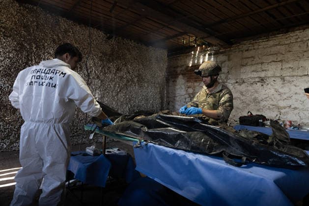 July 30, 2026, Kramatorsk, Donetsk Oblast, United Kingdom: Members of the Platsdarm body recovery team carry a body bag during an operation to recover the remains of a person killed amid the ongoing war in Donetsk region. Kramatorsk United Kingdom  - ZUMAm350 20260730_zip_m350_007 Copyright: xCameronxJones-Manleyx