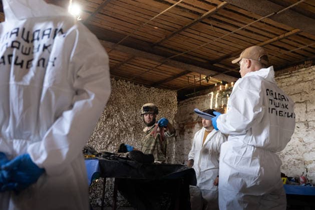 July 30, 2026, Kramatorsk, Donetsk Oblast, United Kingdom: Members of the Platsdarm body recovery team carry a body bag during an operation to recover the remains of a person killed amid the ongoing war in Donetsk region. Kramatorsk United Kingdom - ZUMAm350 20260730_zip_m350_008 Copyright: xCameronxJones-Manleyx