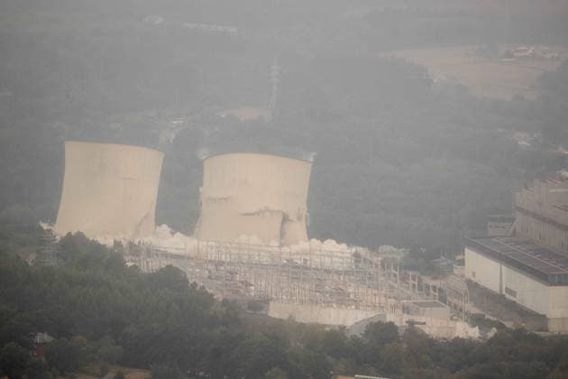 Demolition of the cooling towers at Endesa’s former thermal power plant in As Pontes, A Coruna Demolition of the cooling towers at Endesa’s former thermal power plant, as of July 30, 2026, in As Pontes, A Coruna, Galicia, Spain. The cooling towers of Endesa’s former thermal power plant—99 meters tall and 84 meters in diameter at the base—were demolished via a controlled blast. The operation is part of the plant’s decommissioning process, which began in 2024 following the permanent closure of the coal-fired power plant and authorization from the Ministry for Ecological Transition. JULY 30, 2026 As Pontes, A Coruna, Galicia As Pontes, A Coruna, Galicia, Spain  Copyright: xCarlosxCastrox 7695779