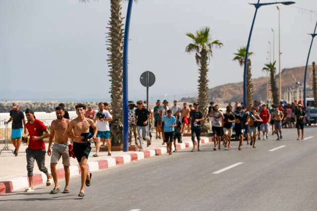 Crowds of people are making their way through the streets of the Moroccan city of Castillejos, heading toward the border with Ceuta, Spain, 30 July 2026. People continues to arrive in Fnideq (Castillejos). Hours after the onset of the surge that has plunged this Moroccan border city into chaos, thousands of people—mostly young—are joining a column stretching the five kilometers that separate the city center from the border with the Spanish enclave. A five-kilometer-long human column at the Ceuta border !ACHTUNG: NUR REDAKTIONELLE NUTZUNG!  Copyright: xMohamedxSialix GRAF4662 20260730-55021034813_1