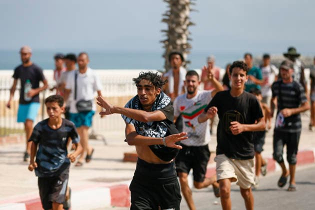 Crowds of people are making their way through the streets of the Moroccan city of Castillejos, heading toward the border with Ceuta, Spain, 30 July 2026. People continues to arrive in Fnideq (Castillejos). Hours after the onset of the surge that has plunged this Moroccan border city into chaos, thousands of people—mostly young—are joining a column stretching the five kilometers that separate the city center from the border with the Spanish enclave. A five-kilometer-long human column at the Ceuta border !ACHTUNG: NUR REDAKTIONELLE NUTZUNG!  Copyright: xMohamedxSialix GRAF4663 20260730-55021034822_1