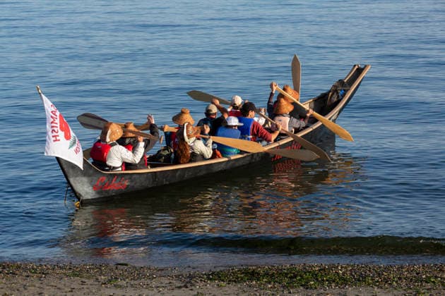 July 30, 2026, Seattle, Washington, USA: Members of the Samish Indian Nation launch their canoe from Alki Beach in Seattle on Thursday, July 30, 2026. Tribes participating in the Canoe Journey were hosted for the night by the Muckleshoot Tribe before arriving at their final destination at the Nisqually Medicine Creek Potlatch in Olympia, Washington. The annual journey includes Canoe Families from many native canoe cultures, including Native American tribes, First Nations peoples, Alaska Natives and other indigenous peoples worldwide. Seattle USA - ZUMAg235 20260730_zap_g235_029 Copyright: xPaulxChristianxGordonx