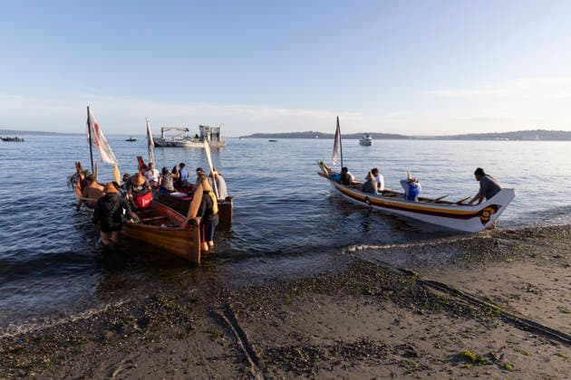 July 30, 2026, Seattle, Washington, USA: Tribal members launch their dugout canoe from Alki Beach in Seattle on Thursday, July 30, 2026. Tribes participating in the Canoe Journey were hosted for the night by the Muckleshoot Tribe before arriving at their final destination at the Nisqually Medicine Creek Potlatch in Olympia, Washington. The annual journey includes Canoe Families from many native canoe cultures, including Native American tribes, First Nations peoples, Alaska Natives and other indigenous peoples worldwide. Seattle USA - ZUMAg235 20260730_zap_g235_032 Copyright: xPaulxChristianxGordonx