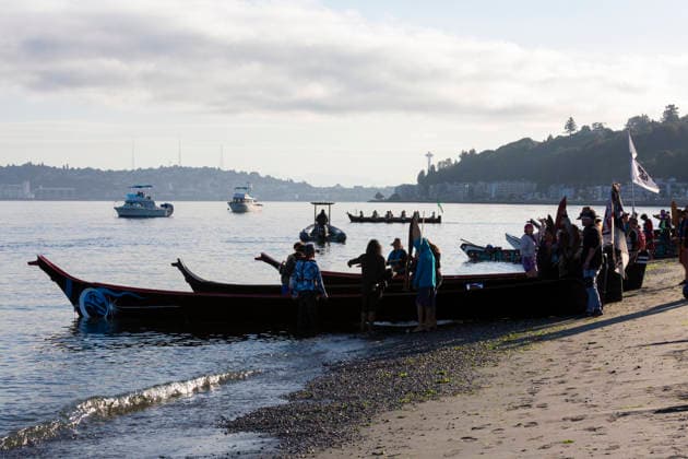 July 30, 2026, Seattle, Washington, USA: Tribal members launch their dugout canoe from Alki Beach in Seattle on Thursday, July 30, 2026. Tribes participating in the Canoe Journey were hosted for the night by the Muckleshoot Tribe before arriving at their final destination at the Nisqually Medicine Creek Potlatch in Olympia, Washington. The annual journey includes Canoe Families from many native canoe cultures, including Native American tribes, First Nations peoples, Alaska Natives and other indigenous peoples worldwide. Seattle USA - ZUMAg235 20260730_zap_g235_034 Copyright: xPaulxChristianxGordonx